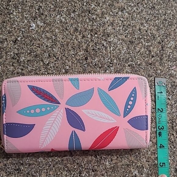 🎁3/$30🎁 Pink Leaf Print Zip Wallet - Picture 7 of 8